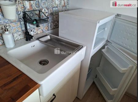 Pronájem garsoniéry s velým balkonem, komorou a sklepem, Praha 4 - Kamýk - Fotografie 4