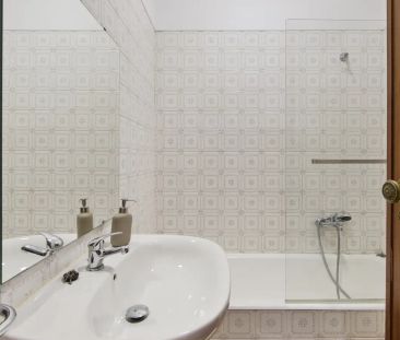 Room in a shared 9-bedroom apartment for rent in Lisbon - Foto 2