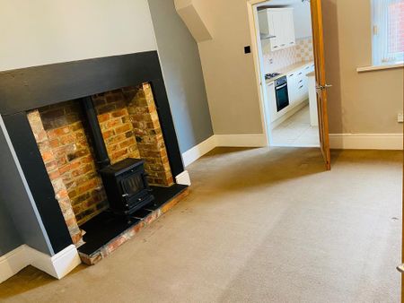 2 bedroom ground floor flat to rent - Photo 2