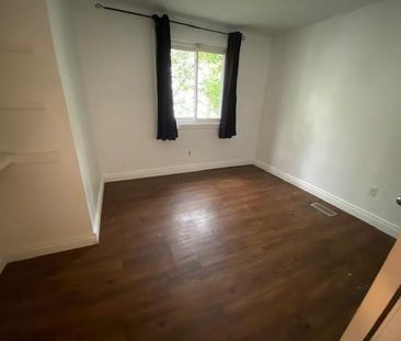 38 Calderwood Drive - Upper - 4 bed, 1 bath - STUDENTS - Photo 3