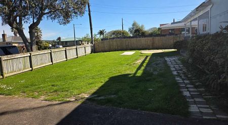 Charming 3BR Home - Photo 4