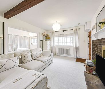 Utterly charming studio apartment set on the first floor of a much ... - Photo 2