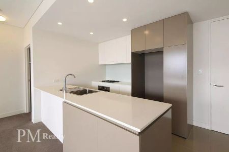 Spacious Living in the Heart of Mascot with City Views - Photo 2