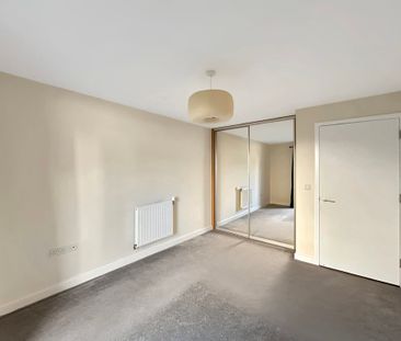 A well-presented ground floor apartment featuring a west-facing bal... - Photo 1