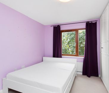 A spacious top floor two bedroom apartment with a balcony, extending to 800 sq. ft, ideally located within close proximity of Shadwell station (DLR & Overground). - Photo 5