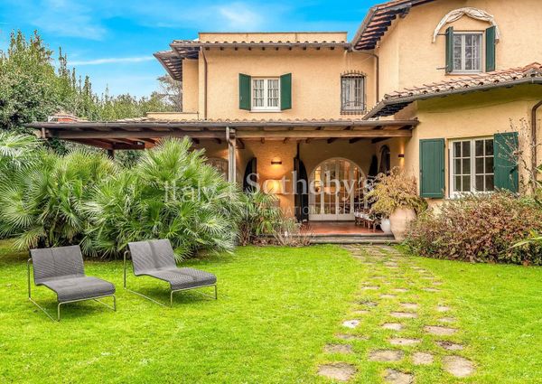 Elegante villa con giardino a due passi dal mare