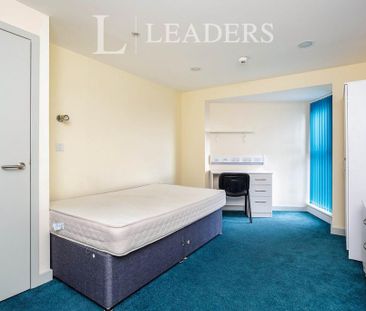 1 bedroom in a house share to rent - Photo 2