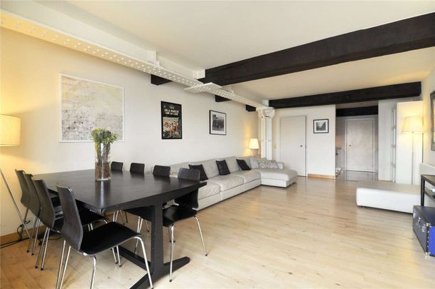 A bright and exceptionally spacious two bedroom, river facing apartment, situated on the 1st floor of this fine warehouse conversion. - Photo 1