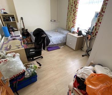 Room For Rent Queen Street, Pontypridd - Photo 3