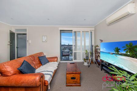 Sunny Apartment 170m from Dixon Park Beach - Photo 2