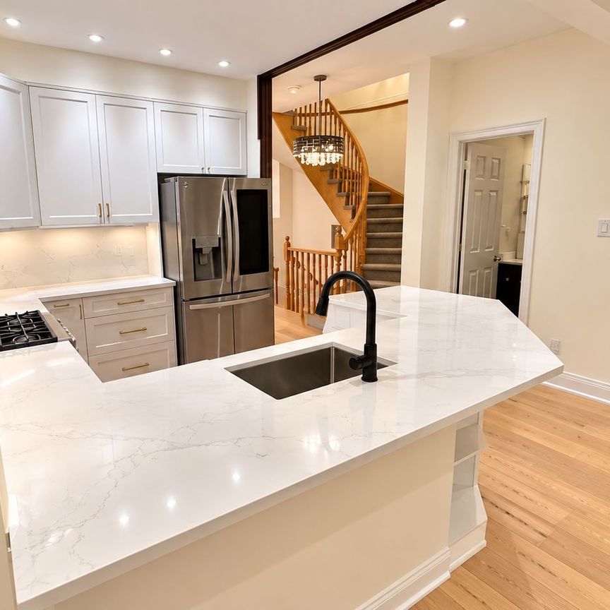 For Lease - 8 Edgemont Court, Richmond Hill, Ontario - Photo 1
