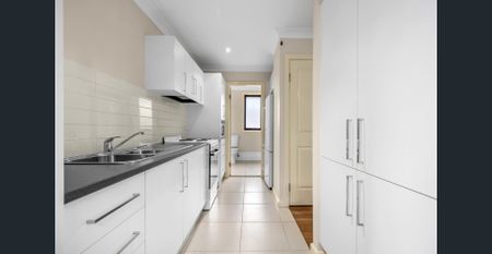 Modern Studio Home in Stanhope Gardens – Private & Great Location! - Photo 3