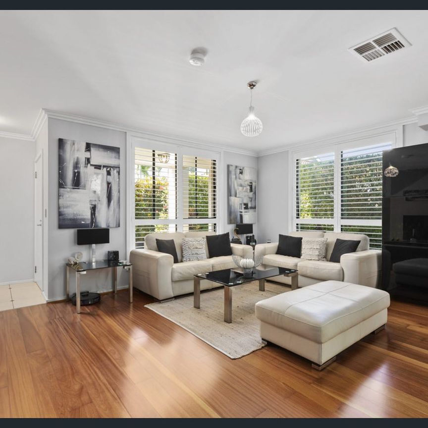 Elegant Townhouse – Quiet, Spacious and Ultra Convenient – Available for a 6 month lease Only - Photo 1