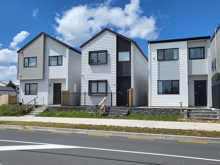 Near New - 3 Bedroom Townhouse + 2 Parking Spaces - Photo 4