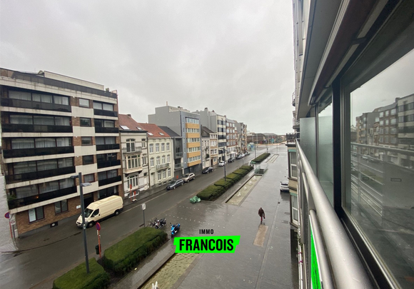 Ruim 2-slaapkamer appartement vlak bij strand met open zicht te Oostende. - Photo 1