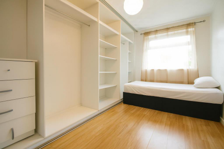 4 bedroom flat to rent - Photo 4