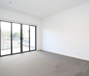 Huge Apartment Located in a Quiet Boutique Block - Photo 1