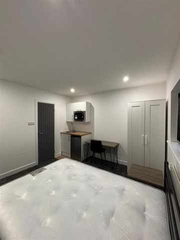 1 bedroom in a house share to rent - Photo 2