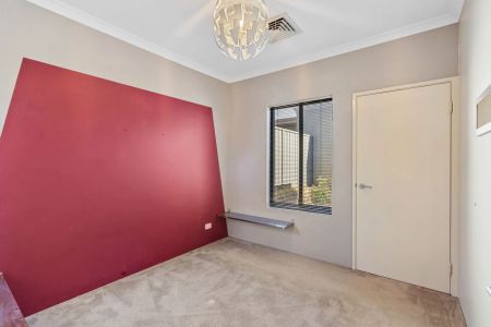 Spacious Family Living in a Sought-After Erskine Location - Photo 2