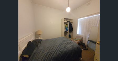 A stunning Cottage with a huge yard - Photo 3