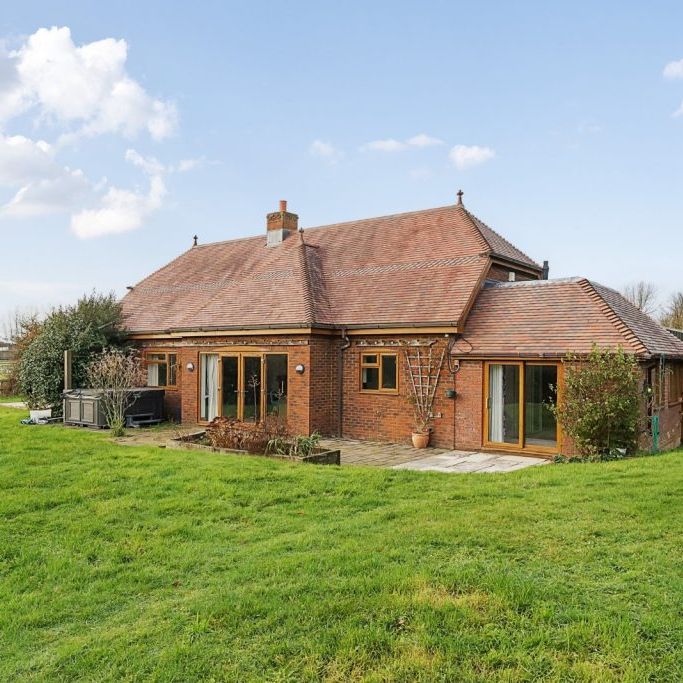 6 Bedroom House - Foxes Lane, West Wellow - Photo 1