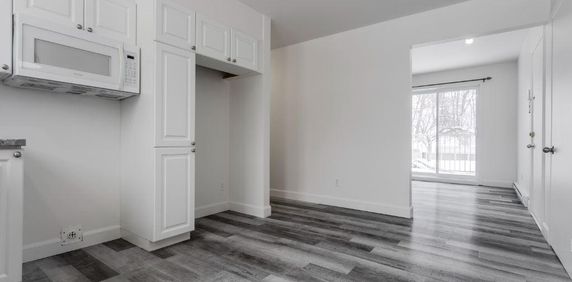 4 1/2 AU 1ER ÉTAGE DISPONIBLE MAINTENANT ! - Photo 2