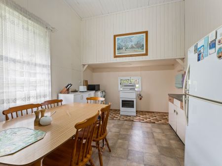 3 Bedroom Queenslander - Great Location - Photo 5