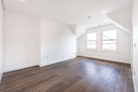 A stunning newly refurbished 4 bedroom apartment set over two floors - Photo 5