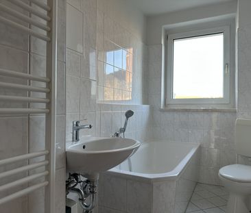 Lichtblick im Obergeschoss: traumhafte Aussicht & warmes Holzambiente - Photo 4