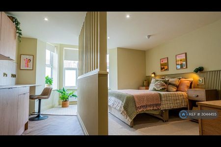 1 bedroom in a house share to rent - Photo 2