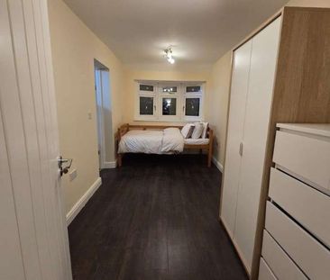 Carnforth Gardens, Hornchurch, RM12 - Photo 2