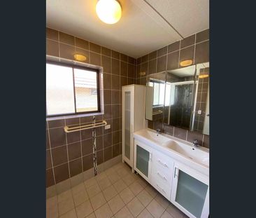 Spacious, Air conditioned unit on the top floor - Photo 2