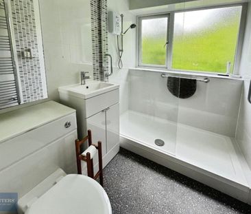 3 bedroom Flat To Let - Photo 3