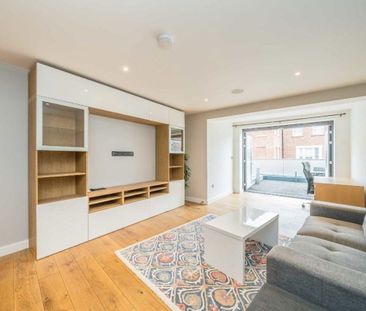 Farm Yard, Windsor, SL4 - Photo 1