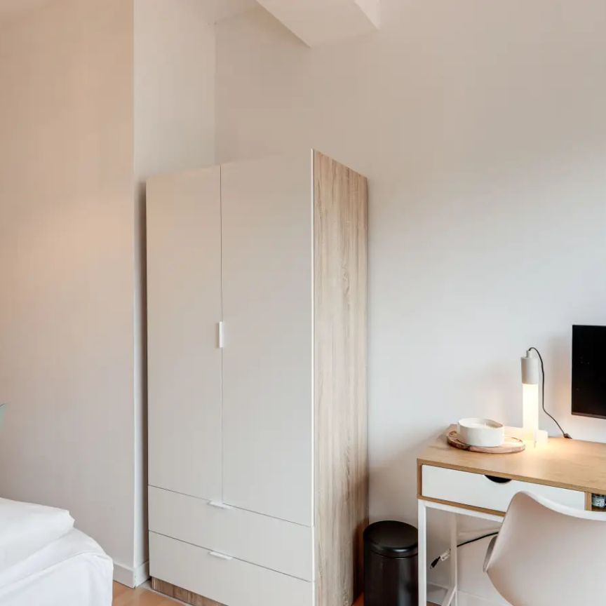 Room in a shared 10-bedroom apartment for rent in la Dreta de l'Eixample perfect for professionals. - Photo 1