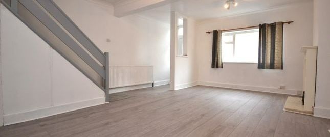 3 Bed Terraced House, Stanley St, RG1 - Photo 1
