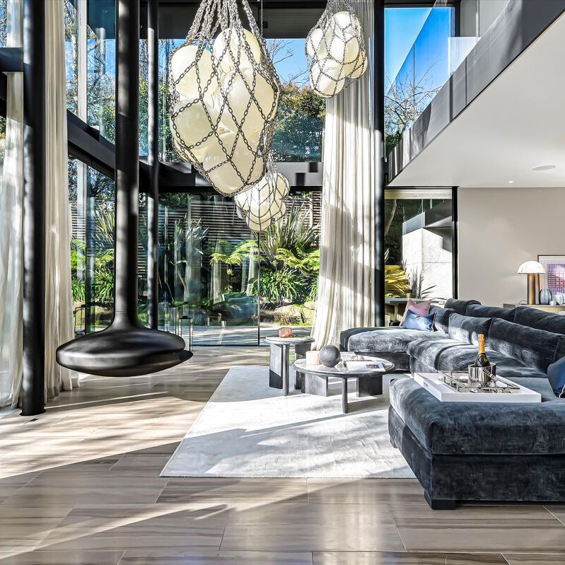 Elegant multi-level residence with a private pool, home cinema and landscaped gardens. - Photo 1