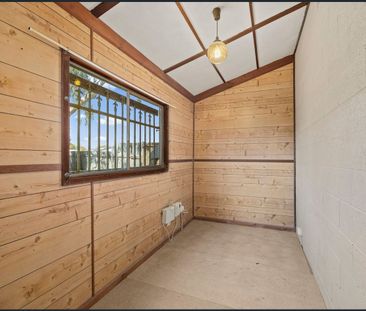 Retro Home with a 15 minute walk to the Beach! - Photo 2