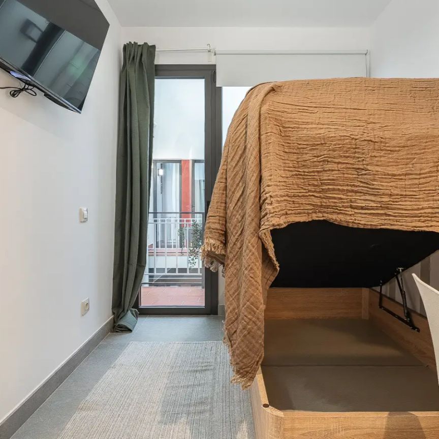Room in a shared 4-bedroom apartment for rent in Sants-Badal. - Photo 1