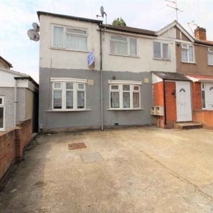 5 bedroom semi-detached house to rent - Photo 2