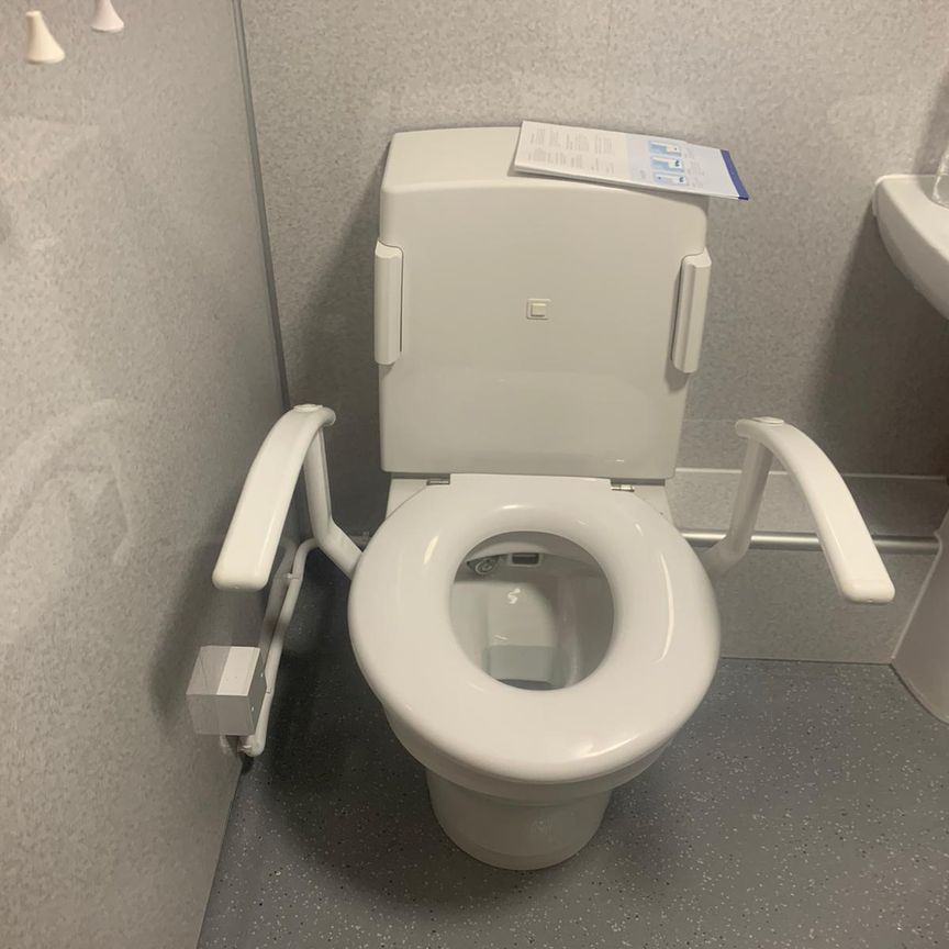 Three bedroom house with walk-in shower, Sandfields, Port Talbot - Photo 2