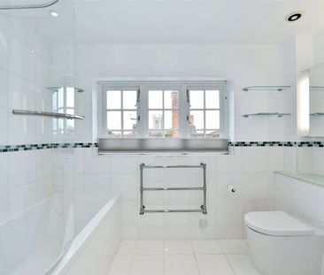 A wonderful upper floor apartment in the heart of town, with view's... - Photo 6