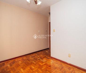 Apartamento com 2 quartos e 46m² para alugar em Passo da Areia, Por... - Photo 1