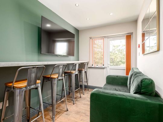 OX Living is proud to present this high-quality 5-bedroom co-living property, perfect for working professionals looking for stylish, stress-free living. Room 3 - Photo 1