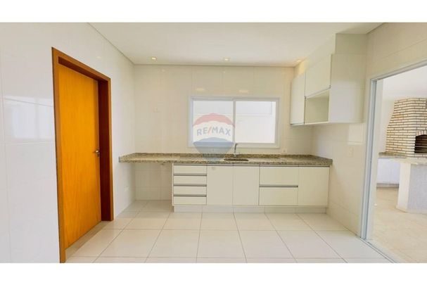 Casa em Condomínio com 3 suites encima, sendo embaixo escritório revertido em quarto - Photo 1
