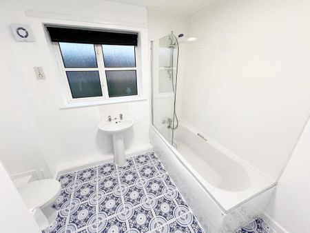 2 bedroom end of terrace house to rent - Photo 2