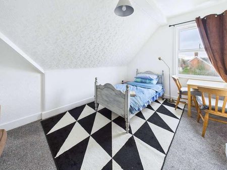 Manorcrofts Road, Egham, TW20 - Photo 4