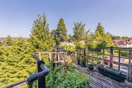 To Let 3 Bedroom Flat - Photo 2