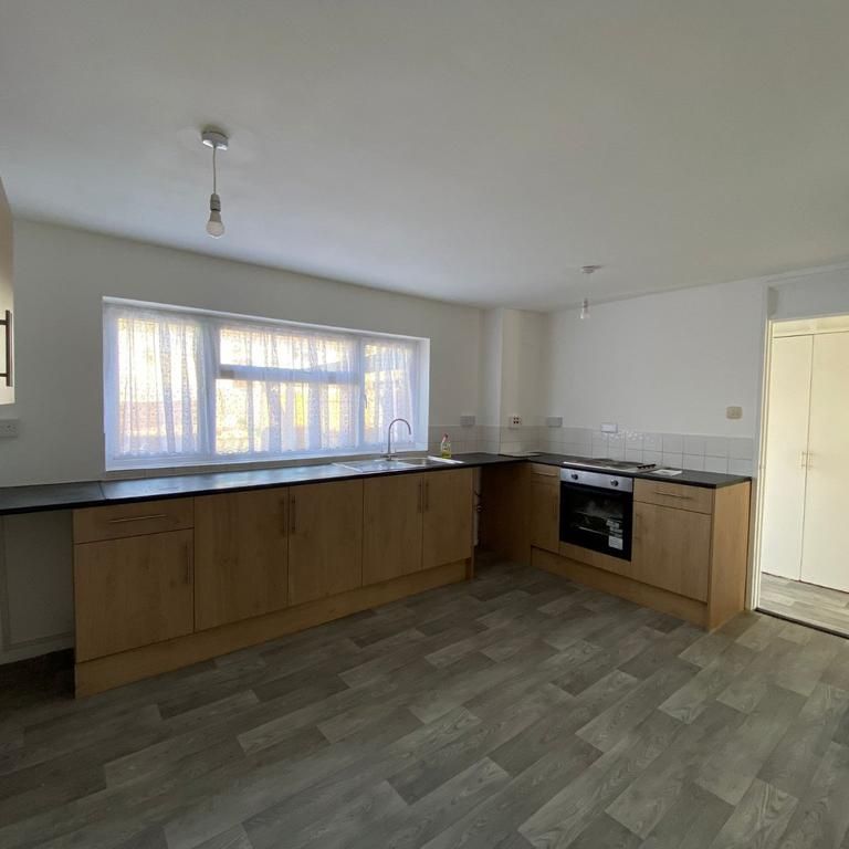 3 bedroom end of terrace house to rent - Photo 1