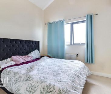 4 bedroom end of terrace house to rent - Photo 2